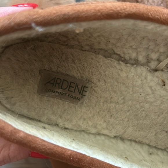 two pairs of slippers - Picture 5 of 5